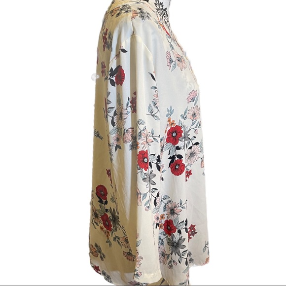 Van Heusen -- cream blouse with red and many other color flowers, Vneck, size XL - Picture 4 of 7